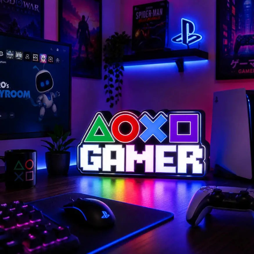 Lampe LED gamer PlayStation de LampeGeek avec éclairage RGB pour setup gaming, visible sur fond noir.
