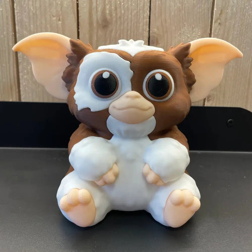 Figurine Gizmo 3D LampeGeek, créature culte style Mogwaï, en plastique avec détails colorés, vue de face sur fond blanc.