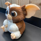 Figurine Gizmo 3D LampeGeek représentant la créature culte Mogwaï avec détails en relief, idéale pour la décoration.