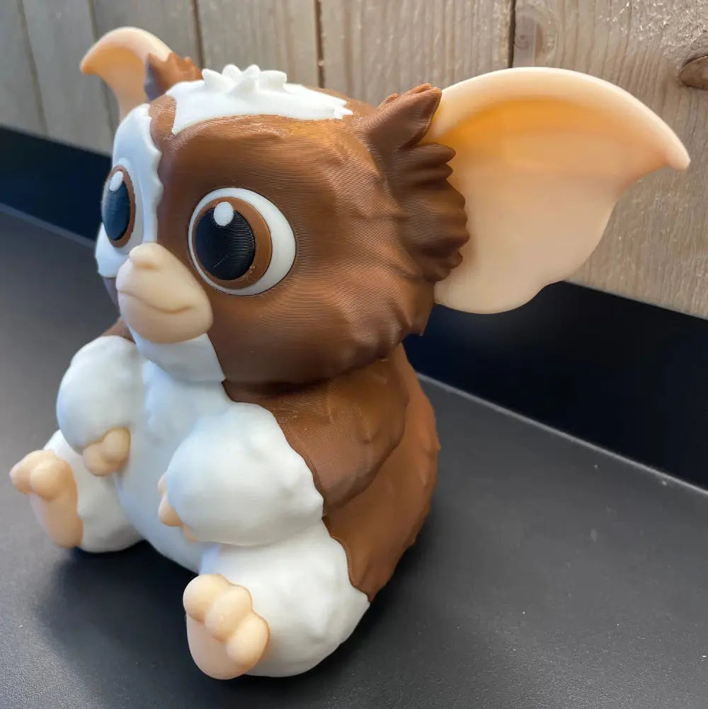 Figurine Gizmo 3D LampeGeek représentant la créature culte Mogwaï avec détails en relief, idéale pour la décoration.