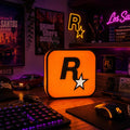 Lampe LED Rockstar Games Ultimate RGB de LampeGeek, éclairage coloré avec logo Rockstar Games, ambiance moderne et ludique.