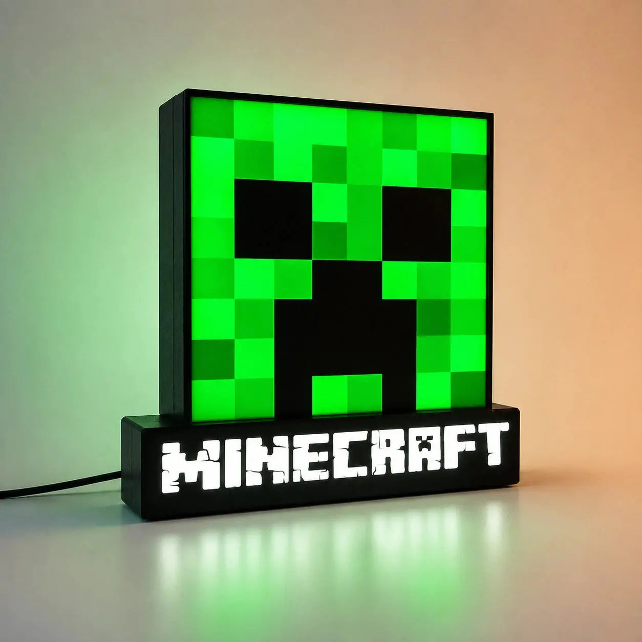 Lampe LED Minecraft Creeper RGB de LampeGeek, illuminate avec une lumière colorée verte et noire, design détaillé du Creeper.