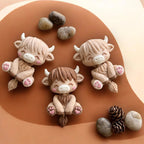 Molly – Figurine Vache Highland Kawaii Articulée - LampeGeek