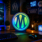 Lampe LED RGB OM Ultimate de LampeGeek avec lumière colorée et design moderne, allumée sur fond neutre.