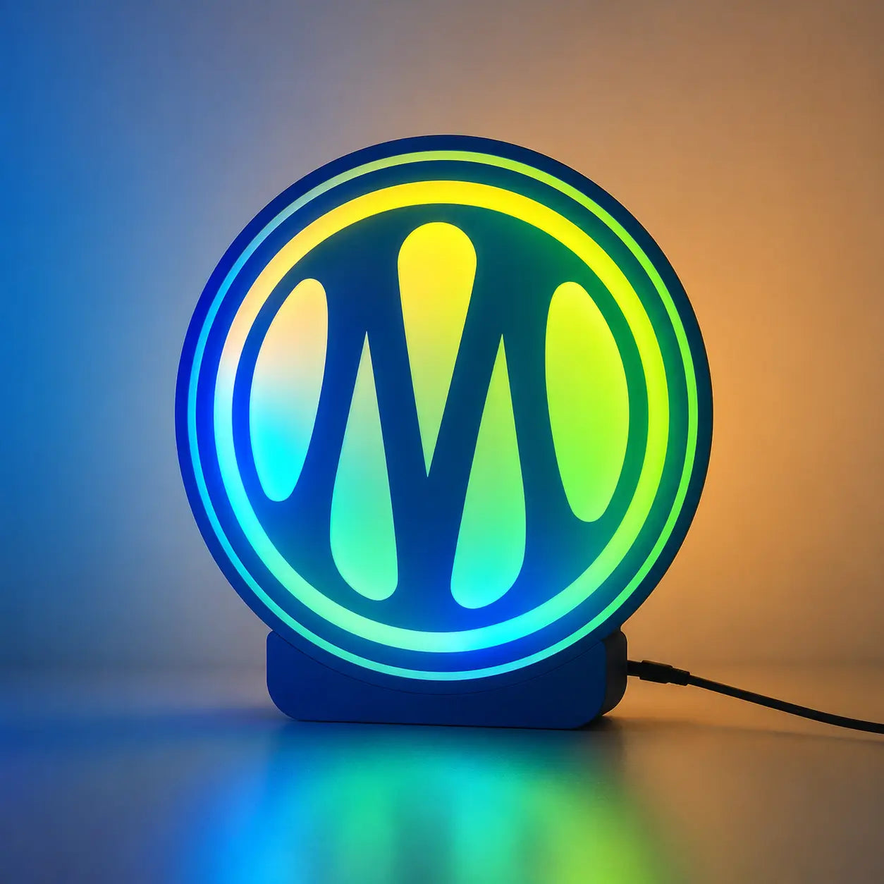 Lampe LED OM Ultimate RGB de LampeGeek, couleur changeante, design moderne avec lumière colorée, vue de face.