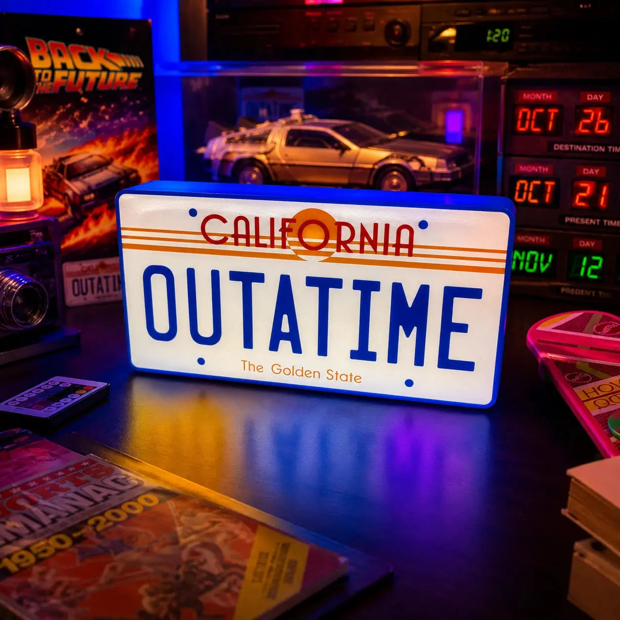 Lampe LED collector Outatime Retour vers le Futur de LampeGeek, éclairage LED avec logo emblématique du film.